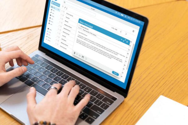 Outlook emotikony – jak je znaleźć i wstawić?