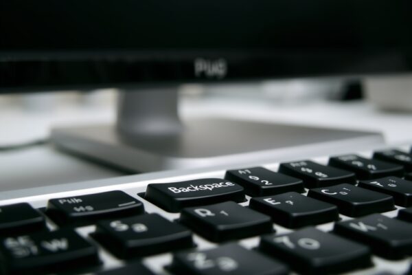 Jak znaleźć przycisk cofnij na klawiaturze?