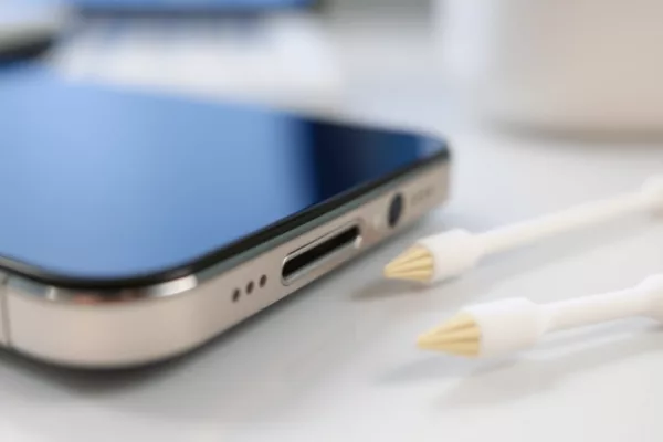 Jak wyczyścić gniazdo ładowania w telefonie?