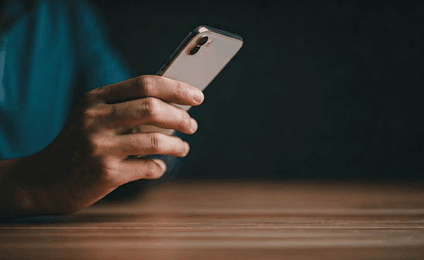 alt_text: Osoba na komputerze, odblokowuje konto Instagram, widoczne ikony metod weryfikacji.