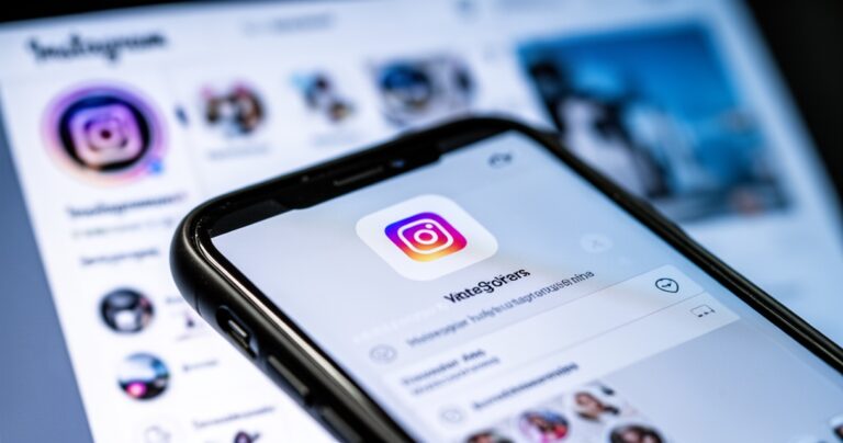 Smartfon wyświetlający interfejs Instagram Stories z ikoną powiadomienia na pierwszym planie